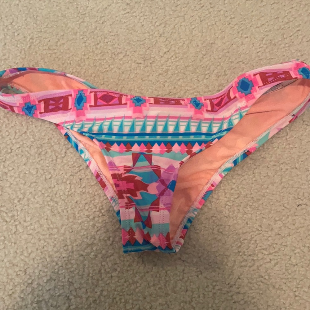 Scrunch butt tribal bikini bottoms